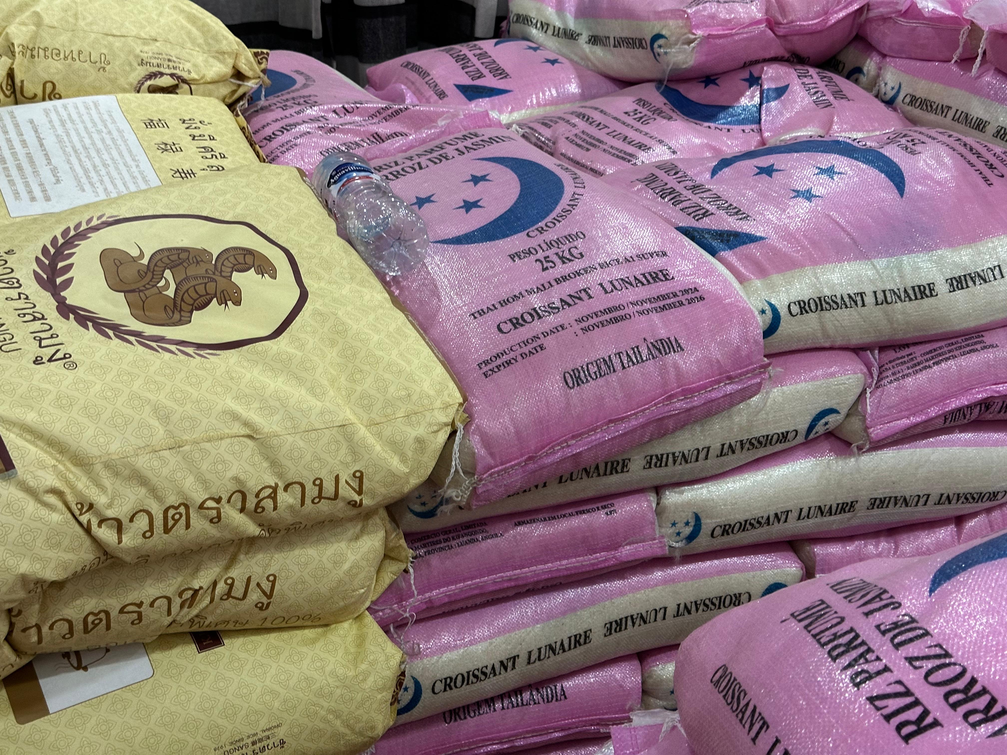 Large area rug with geometric pattern in navy and beige colors